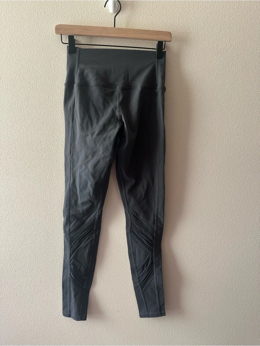 Alo yoga charcoal grey mesh moto detail leggings fits like a small